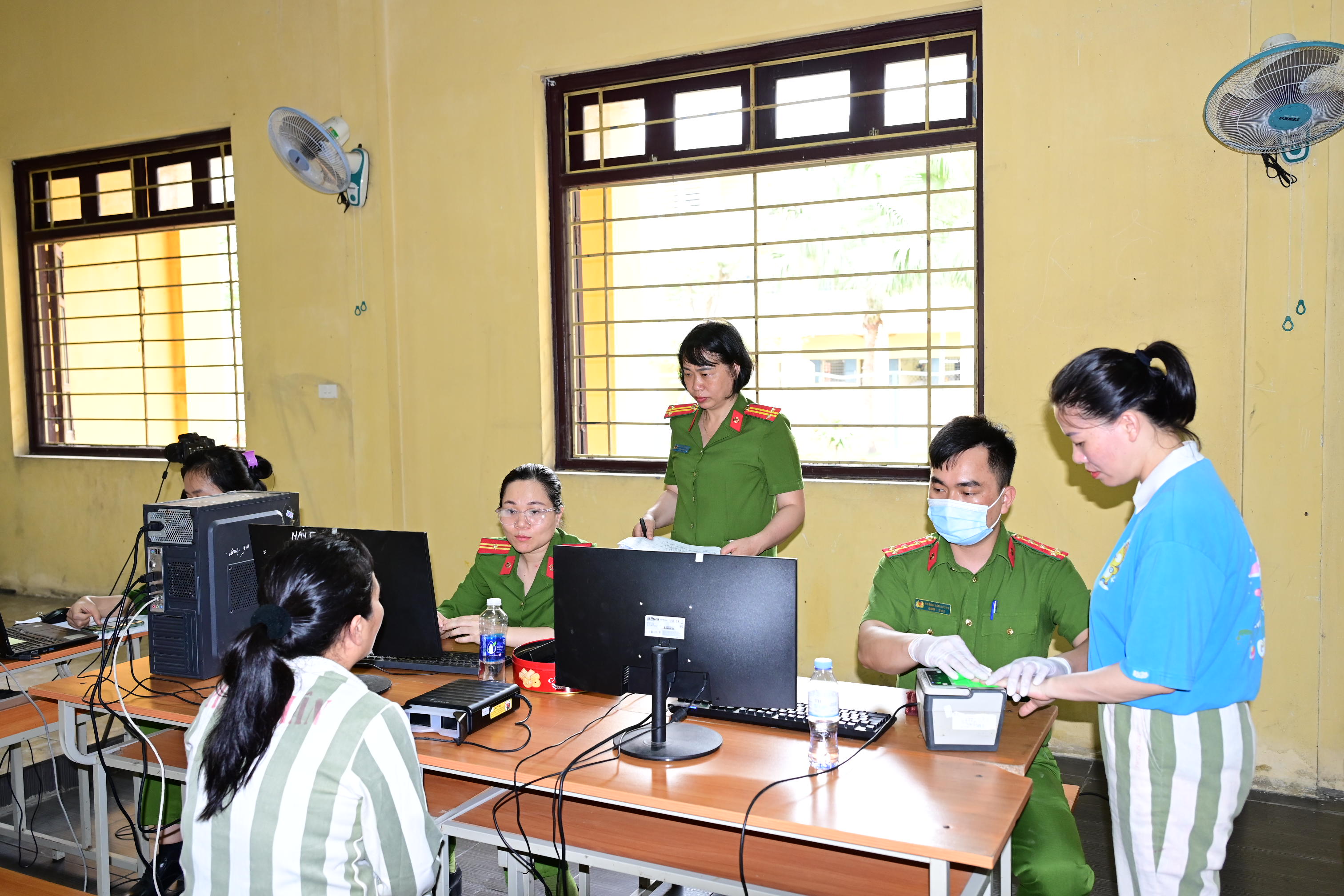 Công an phường Thủy Đường: Thu nhận hồ sơ cấp căn cước cho 191 người được đặc xá tại Trại giam Xuân Nguyên